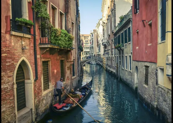 B&B Al Teatro With Canal View Venecia